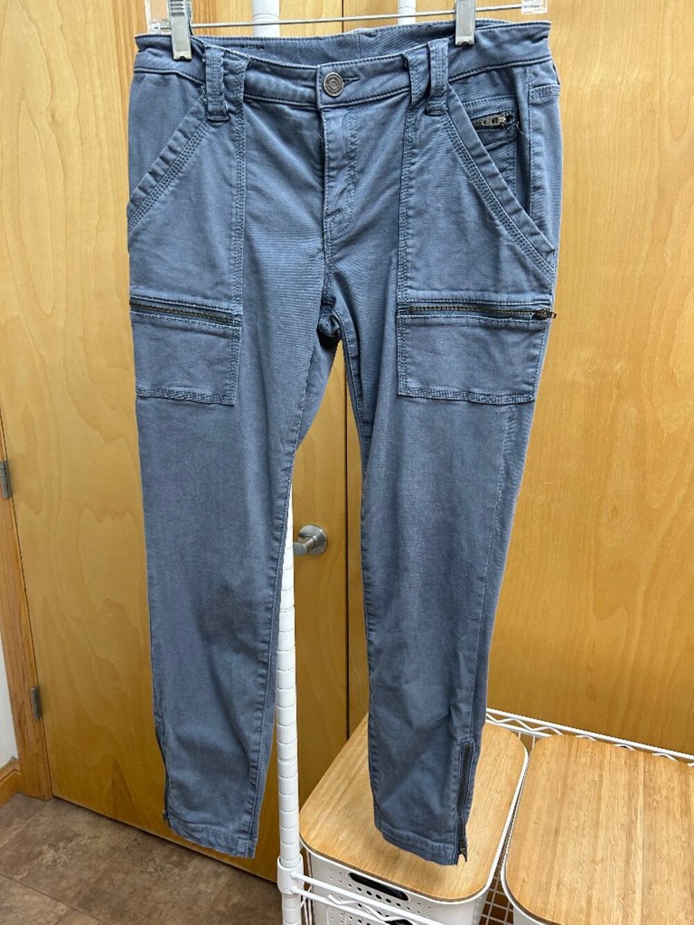 Joie blue ankle pants/jeans size XS with metal and zipper details